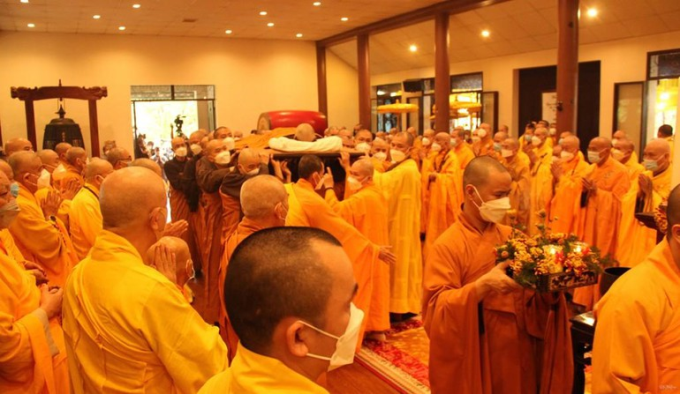 Lễ nhập kim quan, thọ tâm tang Thiền sư Thích Nhất Hạnh